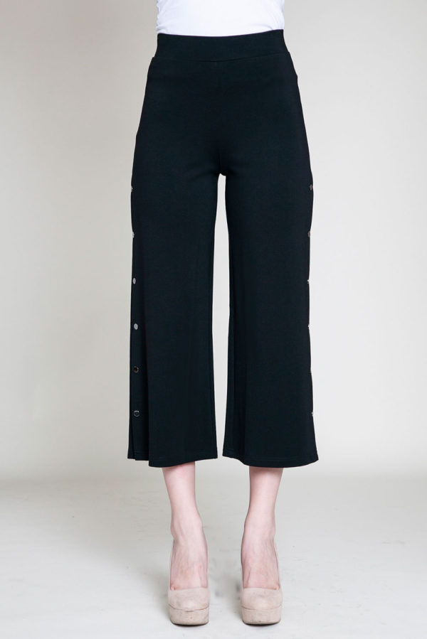snap side black cropped pants- front