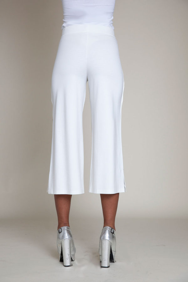 snap side white cropped pants- back