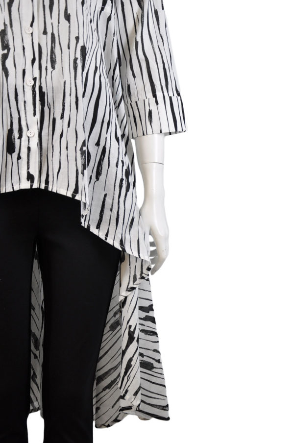 BLACK AND WHITE PRINTED HIGH LOW BLOUSE
